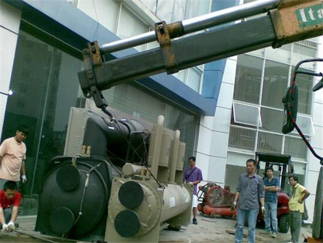 泰安市随车吊和汽车吊的核心区别是什么？哪种更省钱？